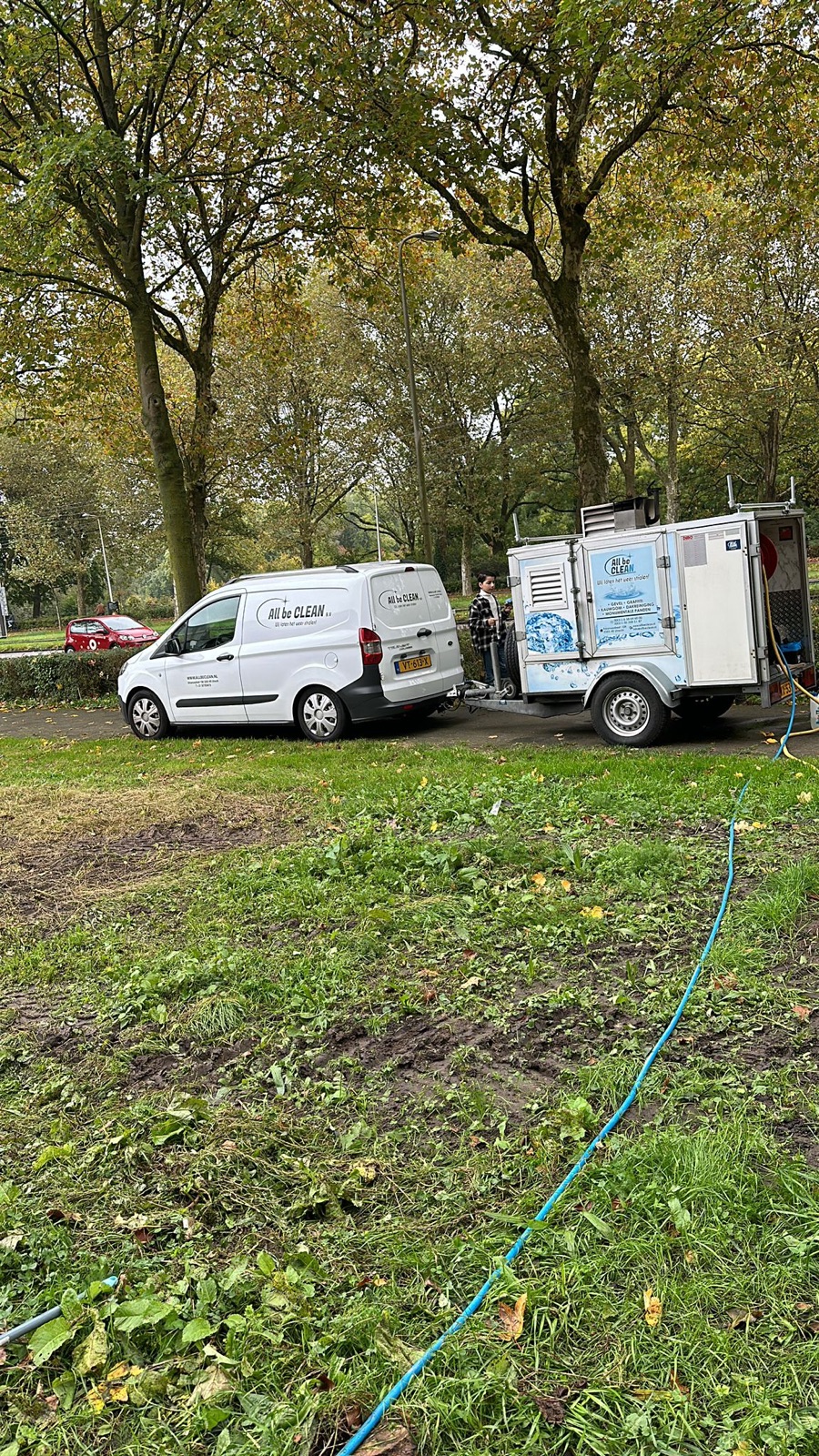 Bus met mobiele waterzuivering van AllBeClean