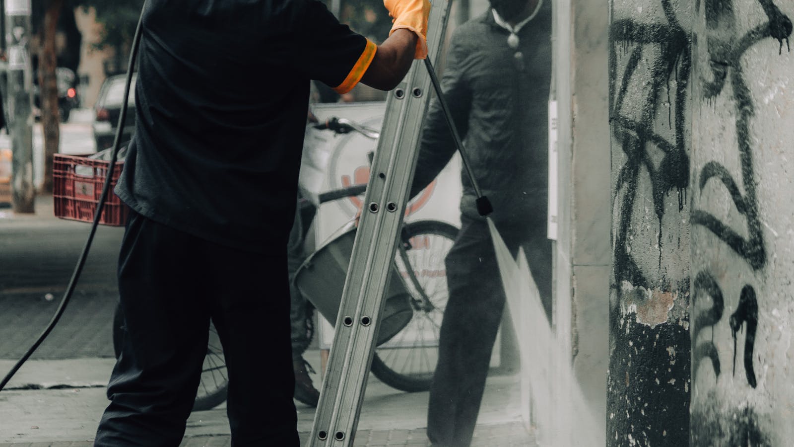 Graffiti wordt van een muur verwijderd